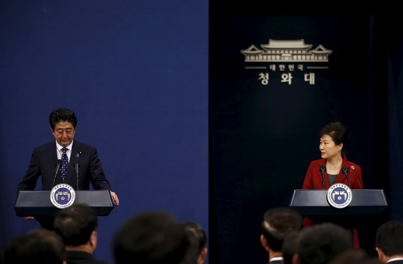 © Reuters. آبي ورئيسة كوريا الجنوبية يجريان اتصالا هاتفيا بعد حل قضية "نساء المتعة"
