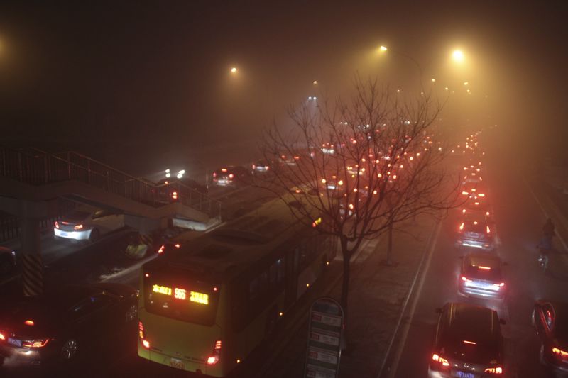 © Reuters. الموظفون في الصين يفضلون جودة الهواء على زيادة الرواتب