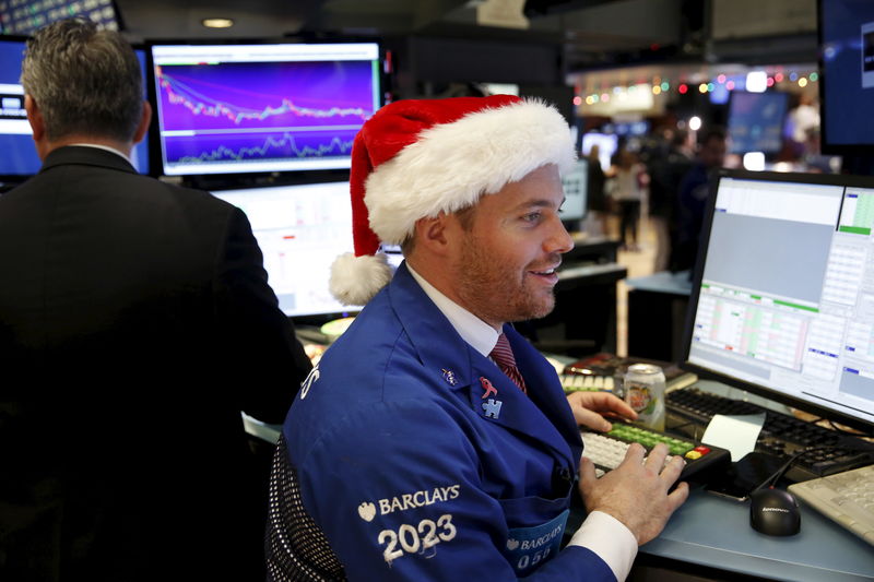 © Reuters. Un trader a lavoro durante queste giornate natilizie indossa un cappello da Babbo Natale 