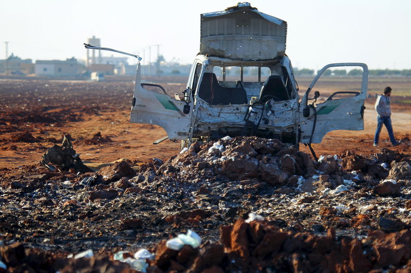 © Reuters. Al menos 32 muertos y 90 heridos en dos explosiones en Homs 