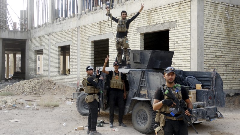 © Reuters. التلفزيون: القوات العراقية ترفع علم البلاد فوق مجمع حكومي في الرمادي