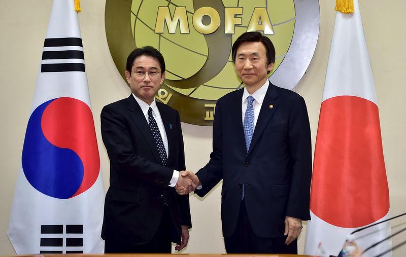 © Reuters. كوريا الجنوبية واليابان تتفقان على حل قضية "نساء المتعة"