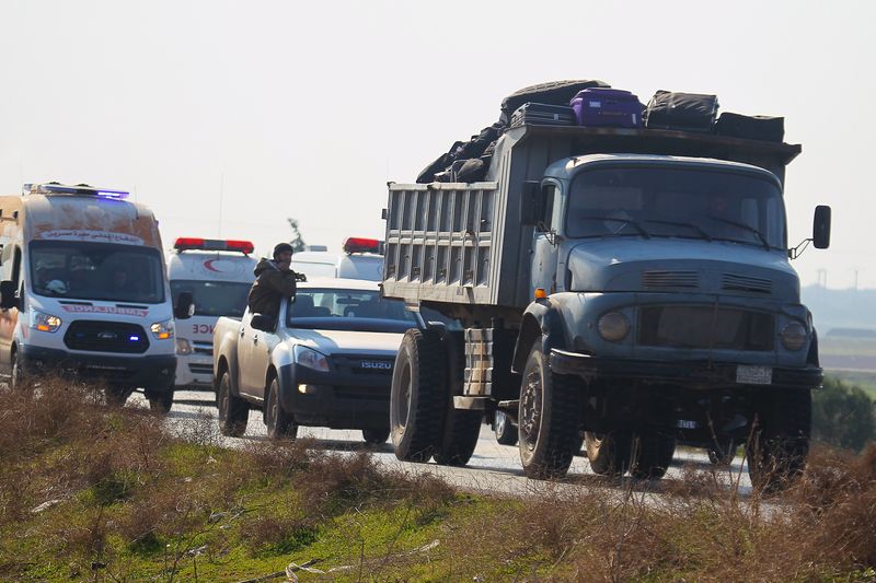 © Reuters. Syrian Arab Red Crescent ambulances evacuate fighters and civilians from the two besieged Shi'ite towns of al-Foua and Kefraya in the mainly rebel-held northwestern province of Idlib