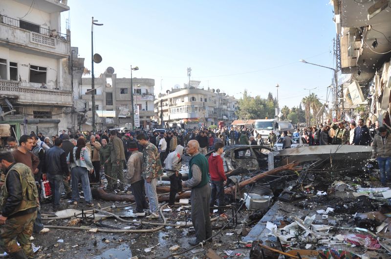 © Reuters. Destroços após explosões de bombas na cidade síria de Homs