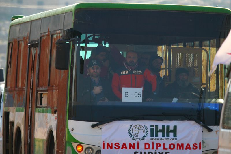 © Reuters. Combatentes e civis deixam cidades sírias sitiadas em ônibus 