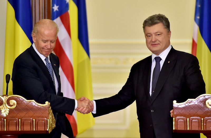 © Reuters. File picture shows Ukrainian President Poroshenko shaking hands with U.S. Vice President Biden after their talks in Kiev