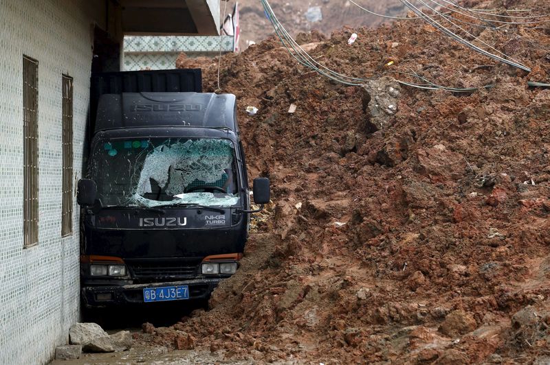 © Reuters. Veículo soterrado após deslizamento de terra em Shenzhen, China