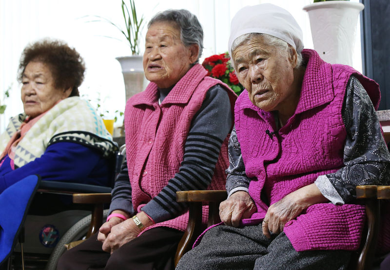 © Reuters. Former South Korean "comfort women" watch a news report as they wait for the result of meeting between foreign ministers of South Korea and Japan at the "House of Sharing," a special shelter for former "comfort women", in Gwangju