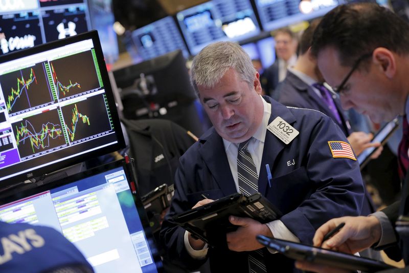 © Reuters. Traders work on the floor of the New York Stock Exchange shortly after the opening bell in New York 