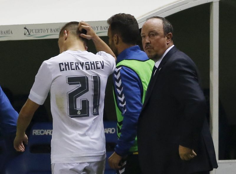 © Reuters. Técnico do Real Madrid, Rafael Benitez, acompanhando Cheryshev para fora de campo, em partida contra o Cádiz