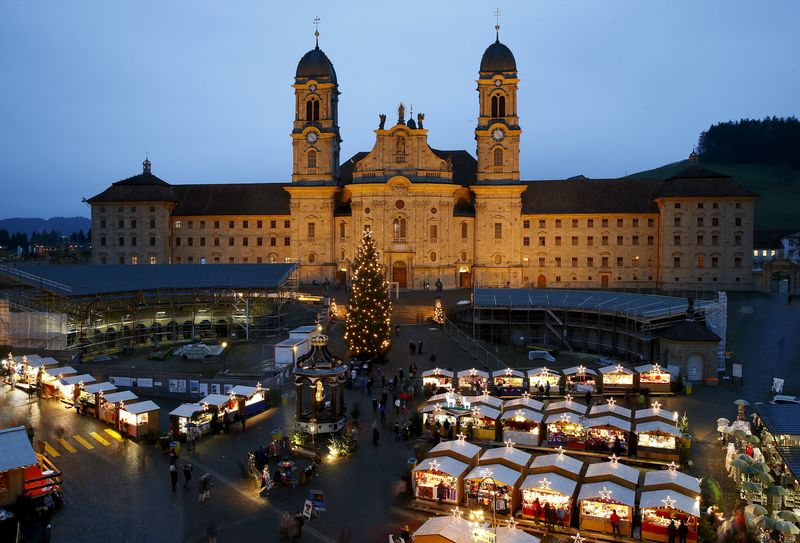 © Reuters. Mercado natalino em Einsiedeln, na Suíca