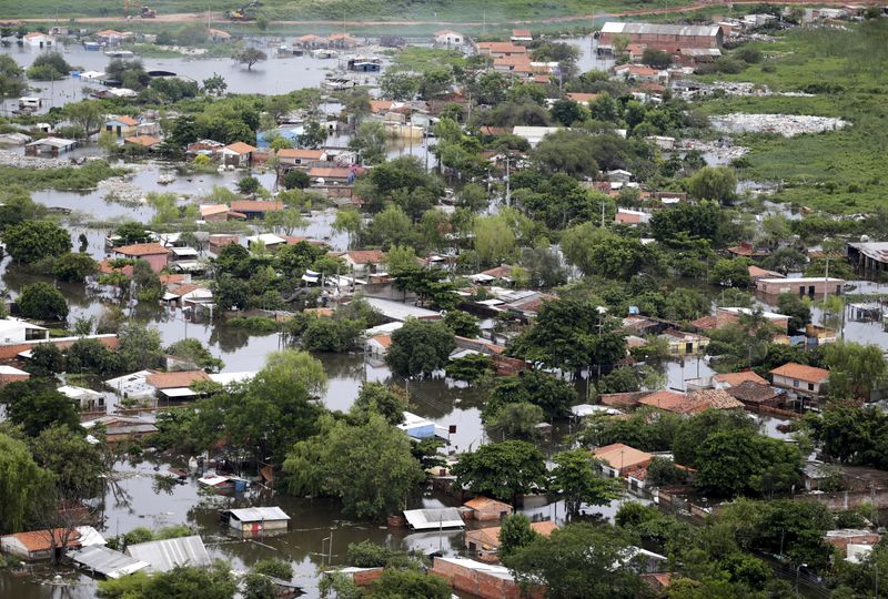 © Reuters. Inundações em Assunção, no Paraguai