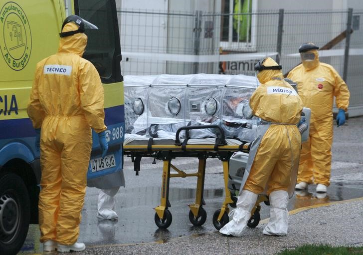 © Reuters. غينيا تعلن خلوها من فيروس الإيبولا الذي أودى بحياة 2500 شخص