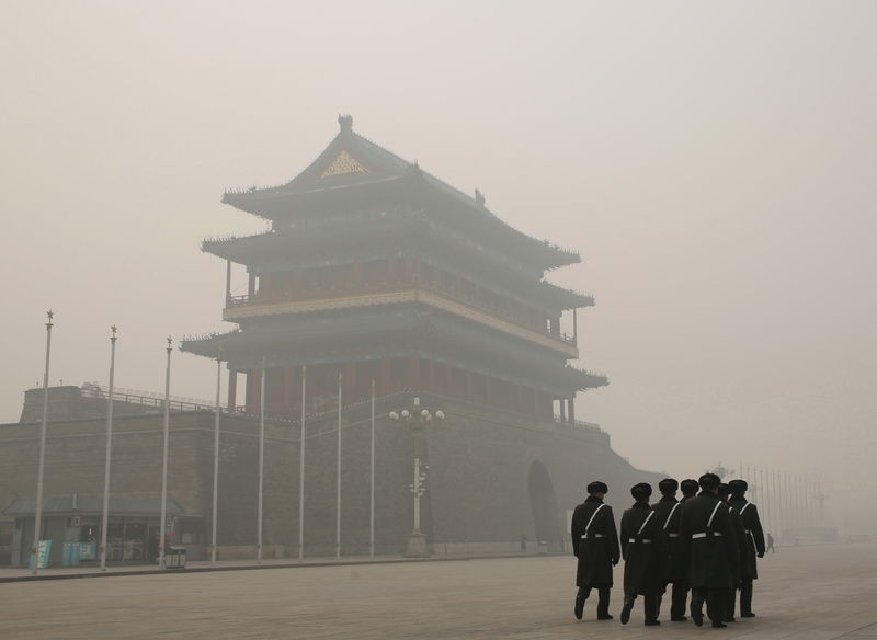 © Reuters. China dice a empresas estatales que contraten a soldados despedidos