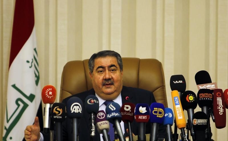 © Reuters. Iraq's Finance Minister Hoshiyar Zebari speaks during a news conference in Baghdad