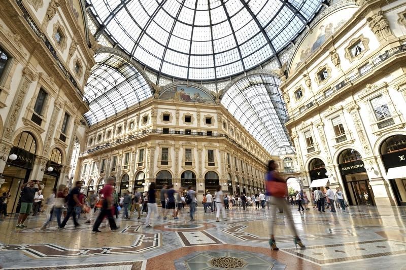 © Reuters. Shopping a Milano in galleria 