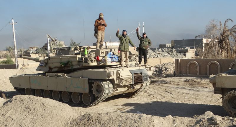 © Reuters. مصادر أمنية: العبادي يصل إلى الرمادي بعد إعلان هزيمة الدولة الإسلامية