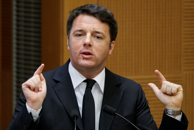 © Reuters. Italian Prime Minister Renzi gestures during the end-of-year news conference in Rome