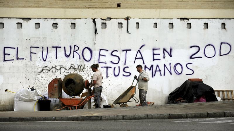 © Reuters. España eleva en un uno por ciento el salario mínimo