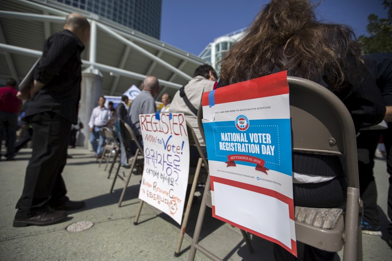 © Reuters. Signs are pictured during a voter registration drive for National Voter Registration Day outside Convention Center in Los Angeles