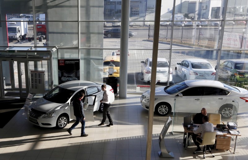 © Reuters. LA RUSSIE PROLONGE SON SOUTIEN À L'INDUSTRIE AUTOMOBILE RUSSE