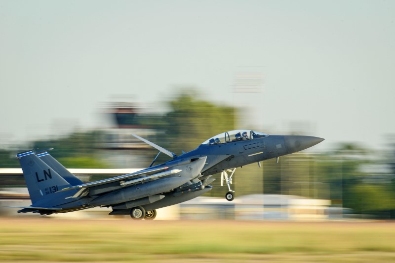 © Reuters. A U.S. Air Force F-15E Strike Eagle from the 48th Fighter Wing lands at Incirlik Air Base, Turkey