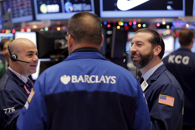 © Reuters. Traders work on the floor of the New York Stock Exchange shortly after the opening bell in New York 