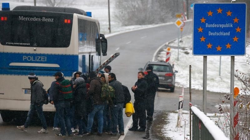 © Reuters. Imigrantes atravessam fronteira entre Áustria e Alemanha