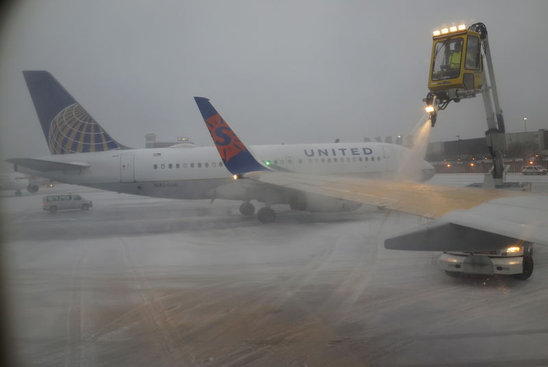 © Reuters. Operação de degelo no Aeroporto Internacional Logan, em Boston