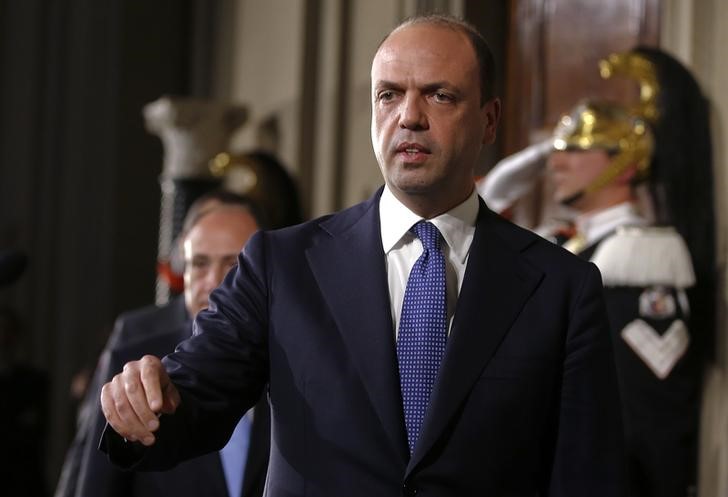 © Reuters. Ministro do Interior da Itália, Angelino Alfano, fala com jornalistas em Roma