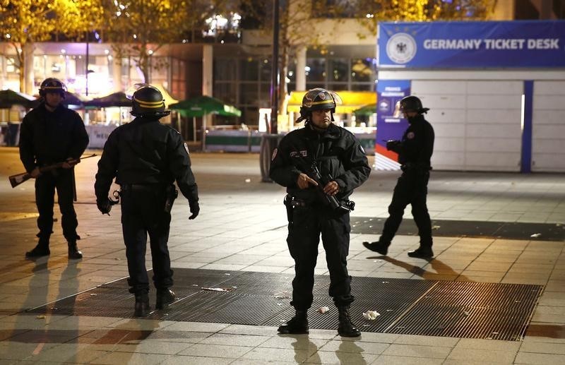 © Reuters. استطلاع: الفرنسيون يؤيدون إسقاط الجنسية في قضايا الإرهاب