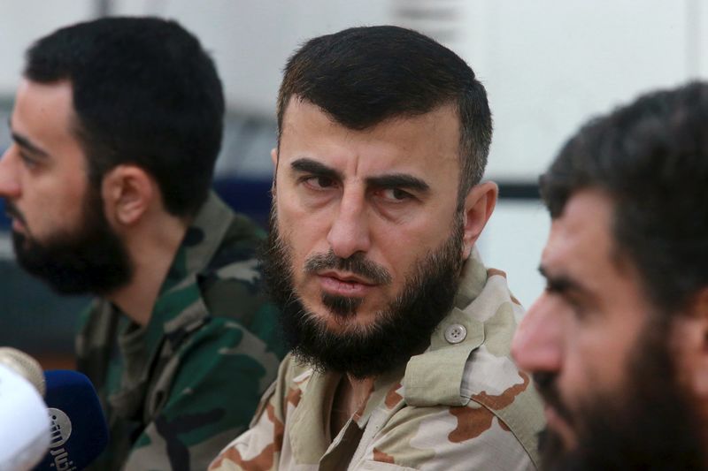 © Reuters. Líder rebelde sírio Zahran Alloush (centro) durante conferência em Douma