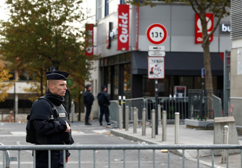 © Reuters. Police take up position near the Stade de France stadium the morning after a series of deadly attacks in Paris 