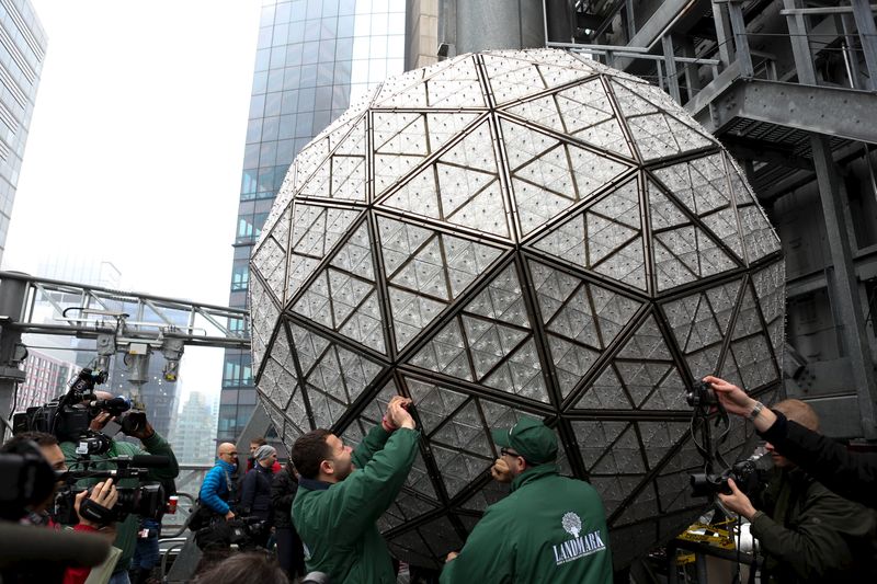 © Reuters. Eletricistas preparam bola de cristal para contagem regressiva de Ano-Novo na Times Square