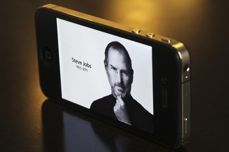 © Reuters. The main Apple Inc website featuring Apple co-founder Steve Jobs is seen on an iPhone in this photo illustration taken in Central Sydney