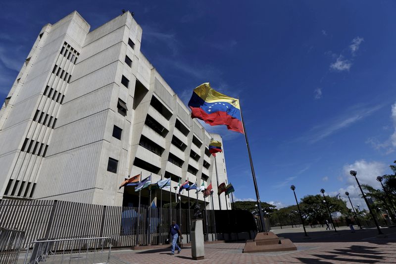 © Reuters. Excandidatos de Maduro en Venezuela impugnan los resultados electorales