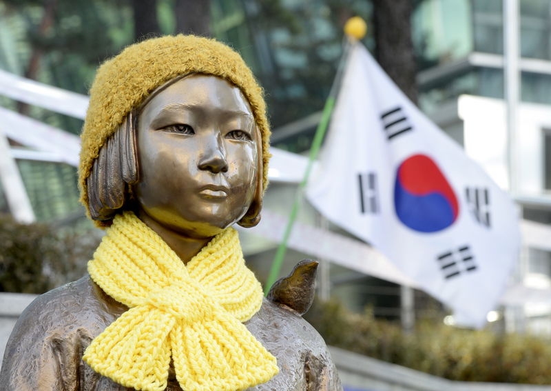 © Reuters. احتجاج تشارك فيه اثنتان من "نساء المتعة" لرفض الاتفاق مع اليابان