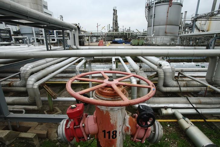 © Reuters. Canos e válvulas de refinaria em Schwechat, Áustria