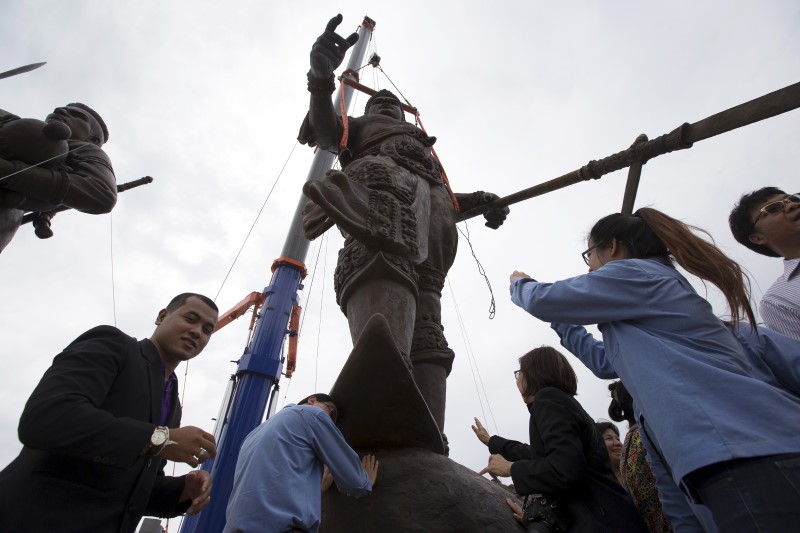 © Reuters. Thai people pay their respect to giant bronze statues of former King Ram Khamhaeng after a religious ceremony at Ratchapakdi Park in Hua Hin, Prachuap Khiri Khan province, Thailand