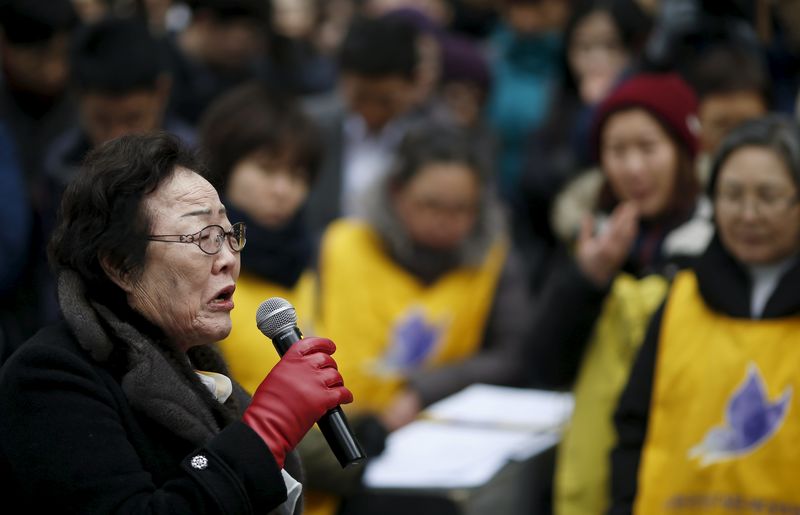 © Reuters. Sul-coreana Lee Yong-soo durante protesto em Seul