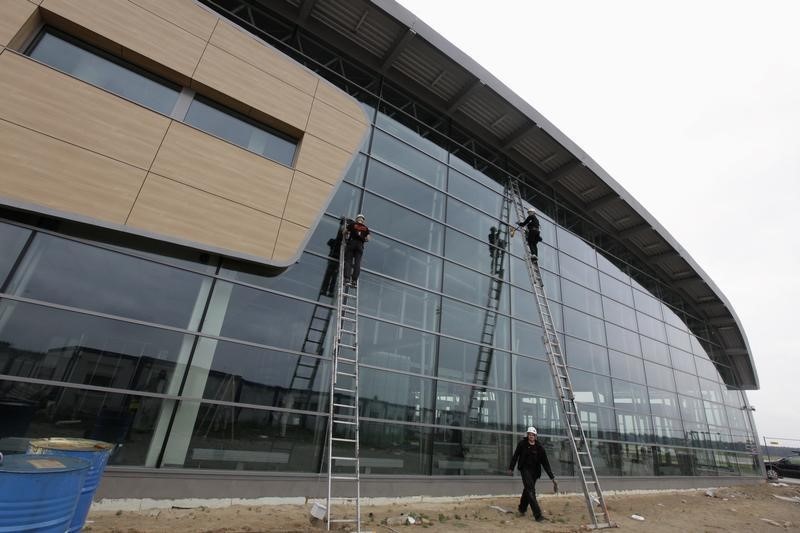 © Reuters. Evacuan aeropuerto de Varsovia por amenaza de bomba