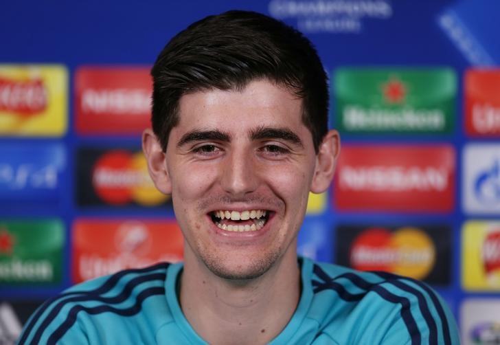 © Reuters. Goleiro Thibaut Courtois do Chelsea em coletiva na Inglaterra