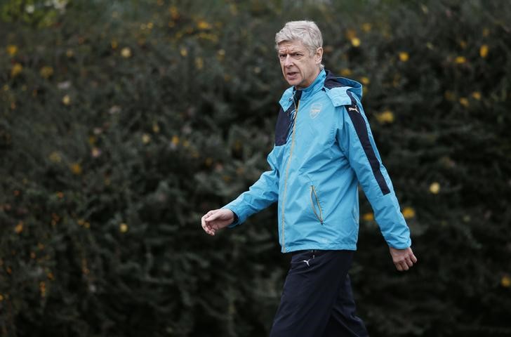 © Reuters. Técnico do Arsenal, Arsene Wenger, em treino da equipe