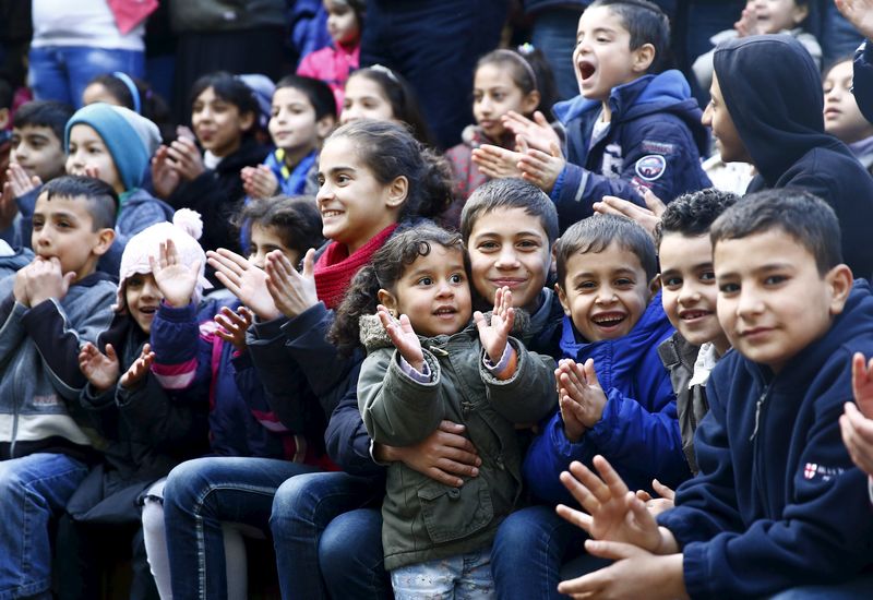 © Reuters. حلفاء لميركل يسعون لمنع دخول المهاجرين لألمانيا دون وثائق سليمة
