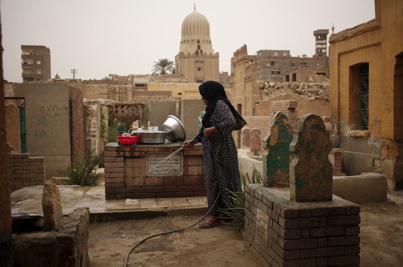 © Reuters. الحياة والموت يلتقيان في مقابر القاهرة