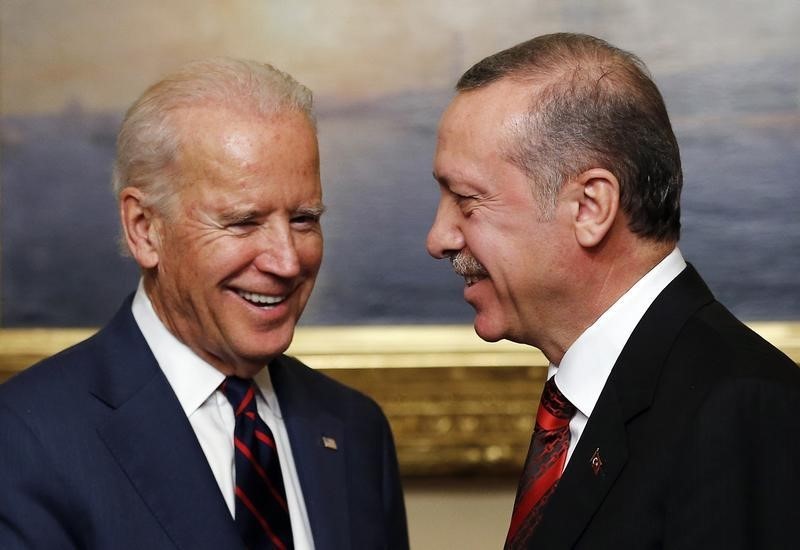 © Reuters. مسؤولون: بايدن يزور تركيا الشهر القادم ويجتمع مع اردوغان