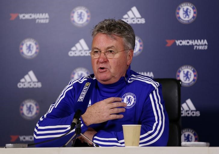 © Reuters. Fábregas no saldrá del Chelsea en enero, dice Hiddink