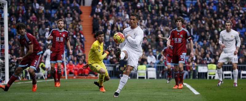 © Reuters. Real Madrid se coloca líder de la Liga, a la espera de Atlético y Barça