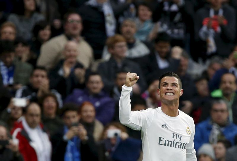 © Reuters. Cristiano Ronaldo comemora gol marcado em vitória do Real Madrid contra o Real Sociedade