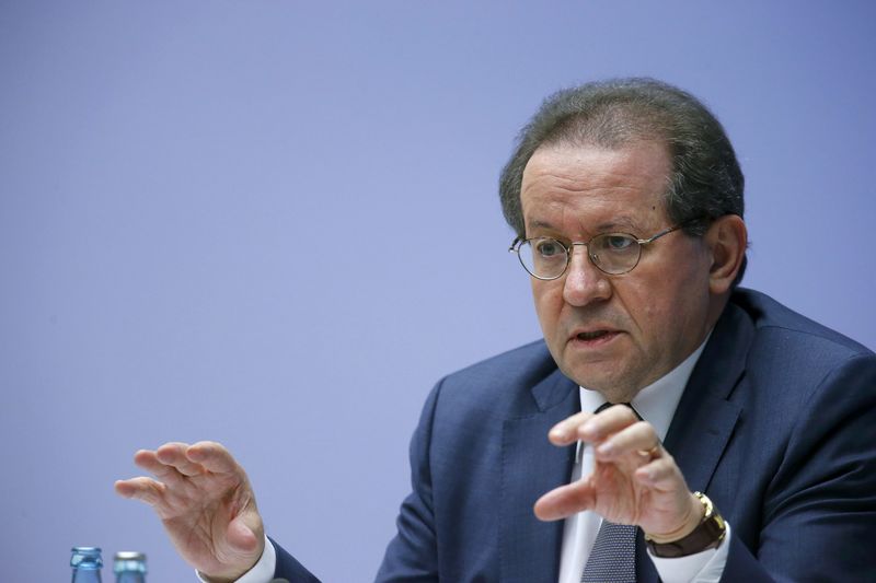 © Reuters. European Central Bank vice president Constancio addresses news conference at ECB headquarters in Frankfurt